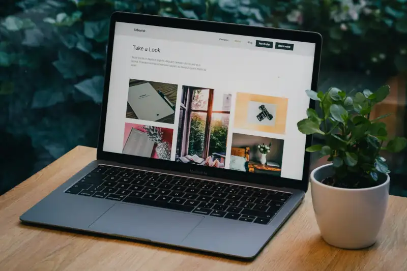 Arbeitsplatz mit Website-Konzept fuer kleine Unternehmen