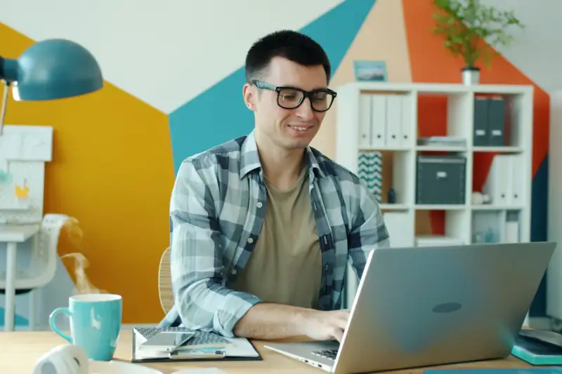 Laptop mit ruhigem Website-Setup fuer spaetere Anpassungen