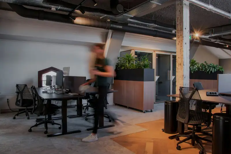 Technisch sauberer Arbeitsplatz fuer SEO-freundliche Unternehmenswebsite